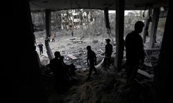 İsrail savaş uçaklarının Gazze'de bir evi bombalaması sonucu 27 Filistinli öldü