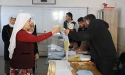 Van'daki Kırgız Türkleri yöresel kıyafetleriyle oy kullandı