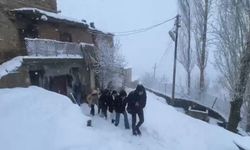 Van'da yolu kapanan mahallede öğrencilerin kar çilesi
