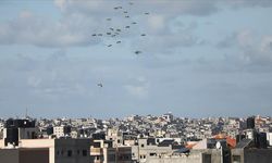 Gazze’ye havadan indirilen yardım kutuları sivillerin üzerine düştü, ölü ve yaralılar var
