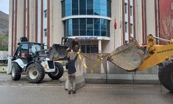 Çatak'ta belediye çevresindeki beton bariyerler kaldırıldı