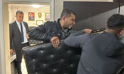 Savur Belediye Başkanı Engin Uğur Hamidi makam odasının kapısını söktürdü