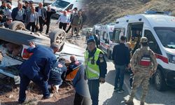 Yüksekova-Van kara yolunda araç devrildi: 9 yaralı!