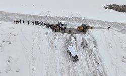 Van'da çığın şarampole sürüklediği minibüs 5 ay sonra kar altından çıkarıldı