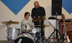 Özel eğitim merkezi öğrencisi Havin, müzik öğretmeni olmak için çabalıyor