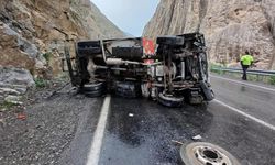 Hakkari-Van kara yolunda kaza! Dondurma nakil aracı devrildi