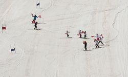 Hakkari'de mayısın ortasında kayak yarışması düzenlendi