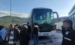 TIR'a arkadan çarpan yolcu otobüsünün sürücüsü sıkıştı