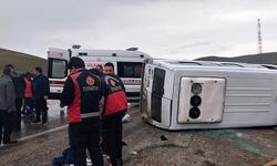 Van’da kontrolden çıkan minibüs yan yattı: 3 yaralı