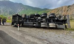Hakkari-Van kara yolunda kaza! Yakıt tankeri yan yattı