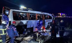 Yolcu otobüsünün devrilmesi sonucu 2 kişi öldü, 34 kişi yaralandı