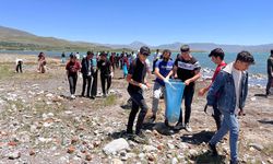 Muradiyeli gençler Van Gölü kıyısında çöp topladı
