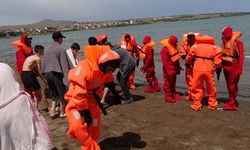 Tatvan'da öğrenciler denizde canlı kalabilme eğitimi gördü