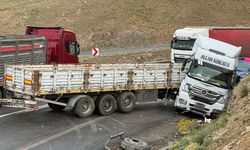 Van'da 2 TIR kafa kafaya çarpıştı: 3 yaralı