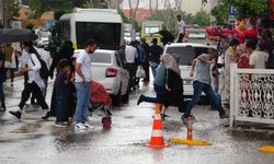 Vanlılar sağanak yağmura hazırlıksız yakalandı