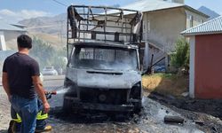 Van'da park halindeki kamyonet yanarak hurdaya döndü!