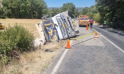 Devrilen kamyonun şoförü öldü