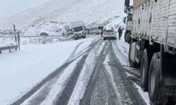 Yüksekova-Van kara yolunda çok sayıda araç mahsur kaldı