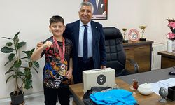 Minik boksörden Tuşba Gençlik ve Spor Müdürü Esen'e ziyaret