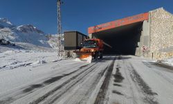 3 bin rakımlı Karabet Geçidi'nde kar mesaisi erken başladı