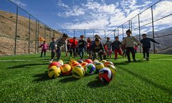 Van'da halı saha kirlenmesin diye ayakkabılarını çıkaran çocuklara hediye