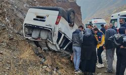 Hakkari'de minibüs takla attı