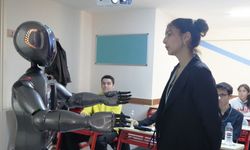 Türkiye’nin ilk insansı yapay zekalı robotu öğretmenliğe başladı