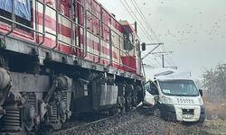 Yük treni ile minibüs çarpıştı: 2 yaralı