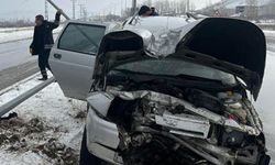 Van'da bir araç aydınlatma direğine çarptı: 4 kişi yaralandı