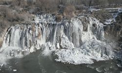 Muradiye Şelalesi kısmen buz tuttu