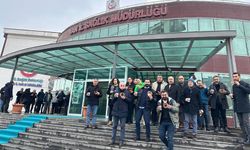 Van’da sağlık çalışanlarından simit ve ayranlı protesto