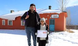 Mezradaki okulun tek öğrencisi Hasret, karne heyecanı yaşadı