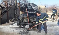 Van'da park halindeki otomobil yandı