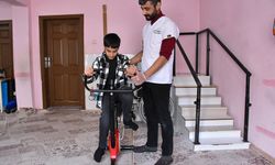 Van’da kendini "süper kahraman" sanıp ikinci kattan atlayan çocuk tekrar yürümeye başladı