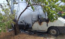 Van'da park halindeki minibüs yandı