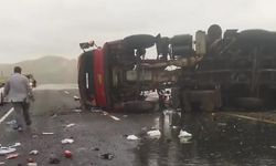 Van-Hakkari karayolunda feci kaza! Tır devrildi