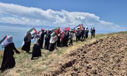 Van'da öğrenciler Gazze'ye destek için 2 bin 200 rakımlı tepeye tırmandı
