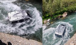 Van'da kontrolden çıkan kamyonet dereye uçtu