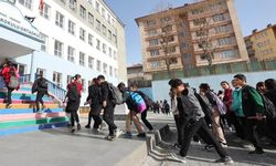 Van'da okul kıyafetlerine yeni düzenleme