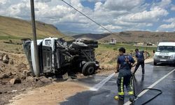Van'da kum yüklü tır devrildi