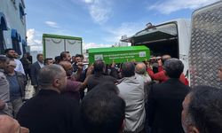 Otomobilin dereye yuvarlandığı kazada ölen baba, anne ve çocuğu Van'da defnedildi