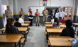 Van'da jandarma timleri öğrencilerin gönlüne dokundu