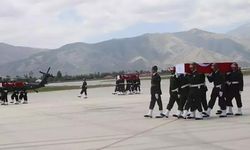 Şehit 6 asker için Hakkari'de tören