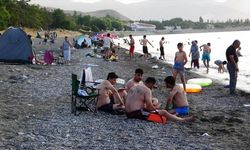 Sıcaktan bunalan vatandaşlar Van Gölü'ne akın etti