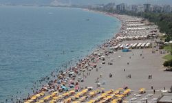 Antalya'da bunaltan sıcaklıkta sahiller doldu