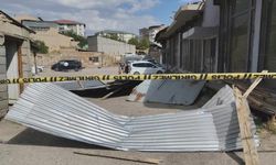 Van'da rüzgar çatıları uçurdu, 3 araç hasar gördü