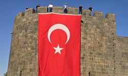 Tarihi Diyarbakır Surları'na "Terörsüz Türkiye"ye destek