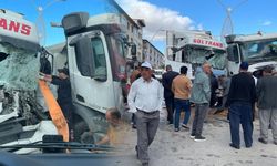 Van'da tır, sulama kamyonuna arkadan çarptı!