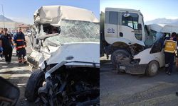 Van'da minibüs ile kamyon çarpıştı
