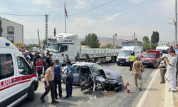 Van'da TIR ve otomobil çarpıştı; aynı aileden 4 kişi yaralandı